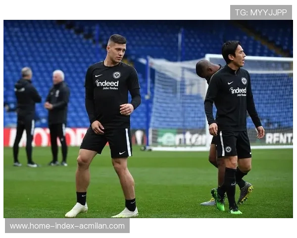 法兰克福中场压迫训练动向披露:打造足球新风尚 法兰克福中场压迫训练动向披露:打造足球新风尚