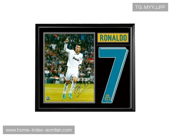 C罗被发现在夜市为粉丝签名并付账，暖到心窝