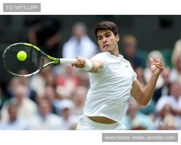 网球男单脚踝扭到仍坚持比赛，最终反杀晋级