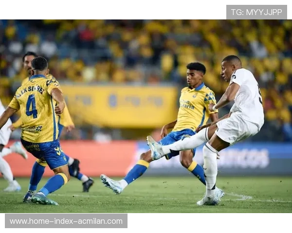 皇马外线远射穿越人群，维尼修斯插上补射破门