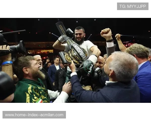 贝特比耶夫在公开训练中展示强悍力量 贝特比耶夫在公开训练中展示强悍力量