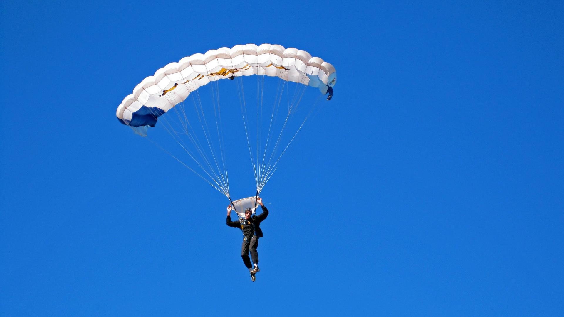 中前场联动压迫制造三角围抢